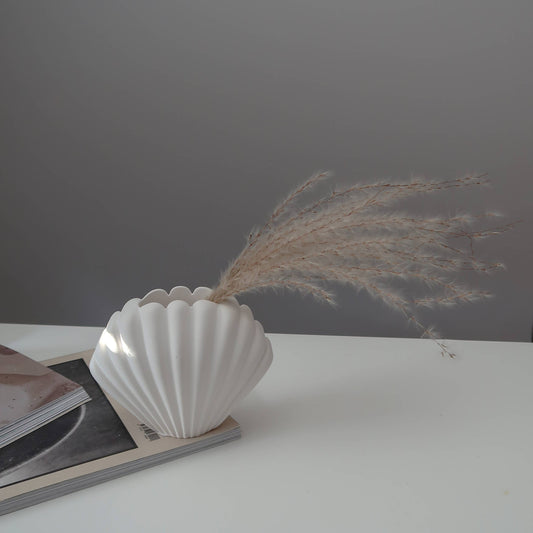 Shell vase for dry flowers: White