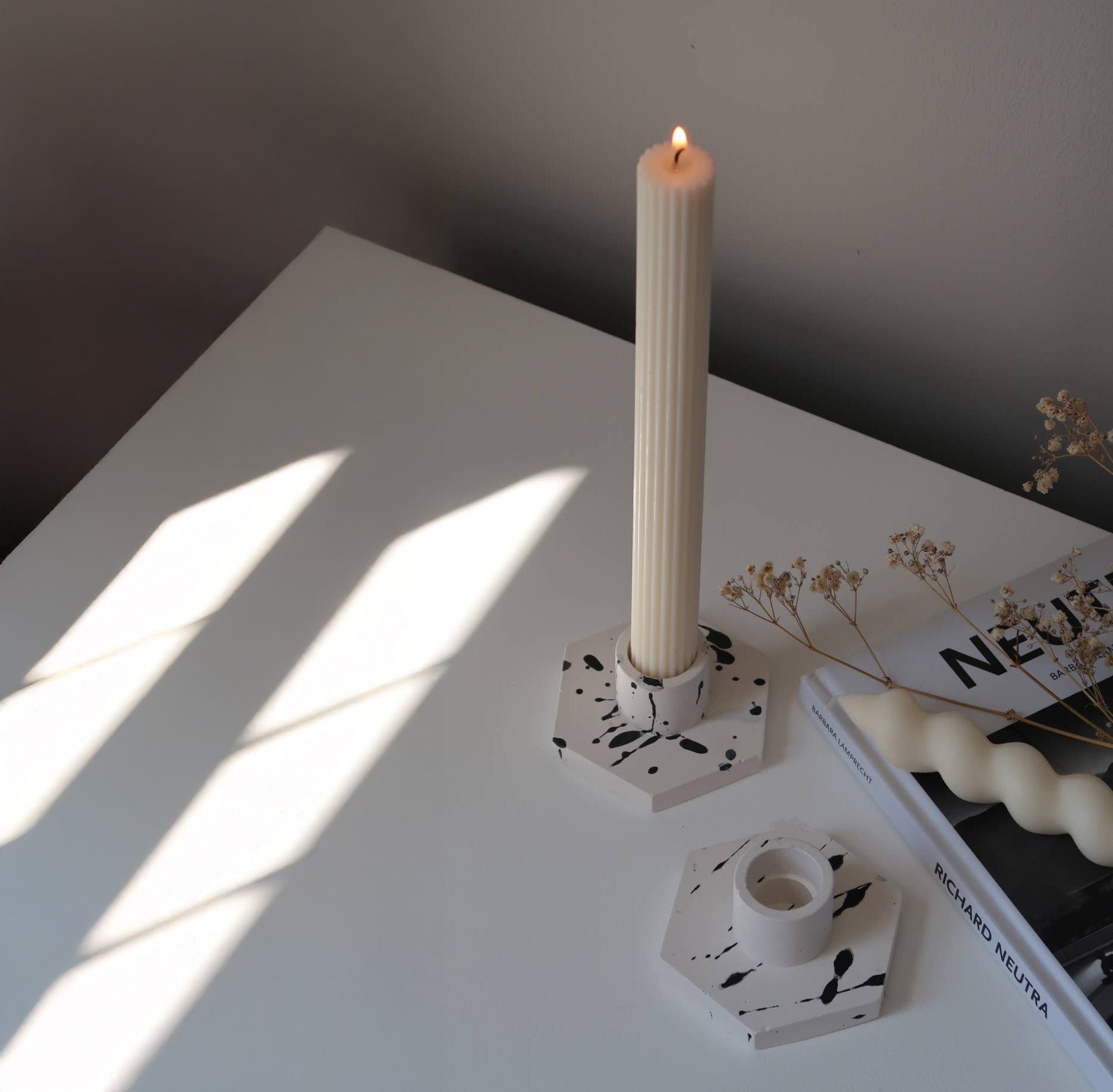 Geometric candle holder with splatter effect